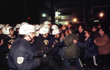 Ενταση κατά τη διάρκεια διαδήλωσης αδιόριστων εκπαιδευτικών