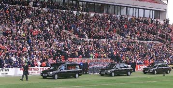 Δεκάδες χιλιάδες Βρετανοί αποχαιρέτησαν τον σερ Στάνλεϊ Μάθιους