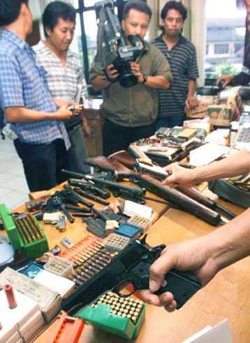 Δεκατρείς συλλήψεις στην Ινδονησία για πωλήσεις όπλων στους αντάρτες της Ατσέχ