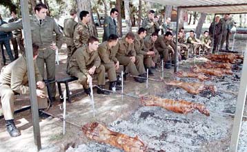 Κοντά στους στρατευμένους εορτάζει το Πάσχα η πολιτική ηγεσία