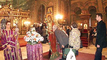 Κατανυκτική η περιφορά του Επιταφίου σε όλη τη χώρα