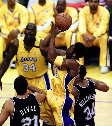 Λάμψη του Κόμπι Μπράιαντ στο 113-89 του ΛΑ επί του Σακραμέντο