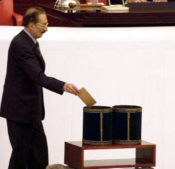 Δεν εκλέγεται από τον πρώτο γύρο ο Σεζέρ στην προεδρία της Τουρκίας