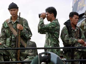 Πρώτη επαφή των Αρχών με τους ομήρους στις Φιλιππίνες – Σφοδρές μάχες με τους αντάρτες