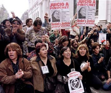 Εν μέσω συγκρούσεων ξεκίνησε η δίκη για την άρση ασυλίας του Πινοσέτ