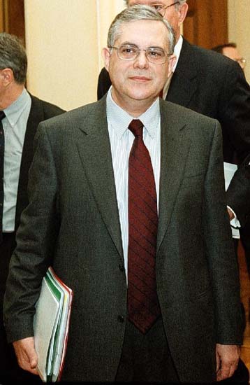 Διχάζουν οι προτάσεις του Λ.Παπαδήμου για το εργασιακό καθεστώς