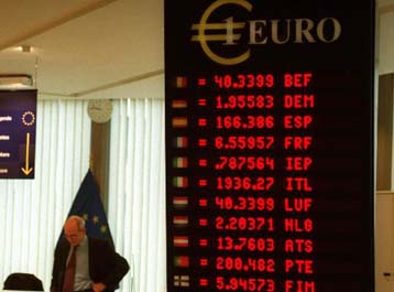 Συνεχίζεται η βουτιά του ευρώ