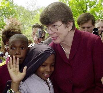 Εξετάζεται η υπουργός Δικαιοσύνης των ΗΠΑ για την εισβολή του FBI