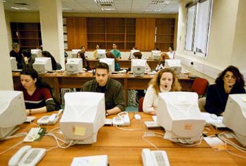 Την υποβολή δηλώσεων εισοδήματος μέσω Internet προωθεί το υπουργείο Οικονομικών