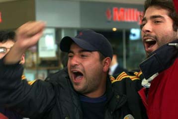 Παρουσιάστηκε στην αστυνομία καταζητούμενος για το φόνο των οπαδών της Λιντς