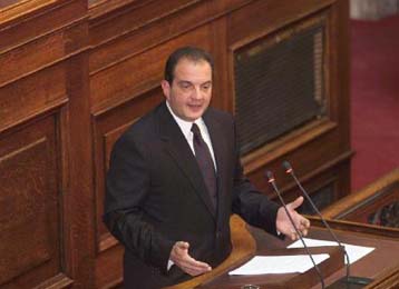 Οξύτατη αντιπαράθεση Σημίτη-Καραμανλή στη Βουλή