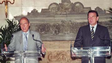 Πρόσκληση Σρέντερ προς Σημίτη για διάσκεψη Κεντροαριστεράς