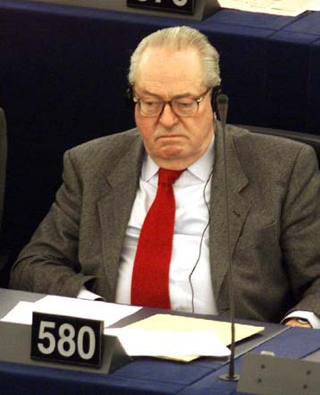 Ανακαλείται και η ευρωπαϊκή έδρα του Ζαν Μαρί Λεπέν