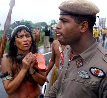 Συγκρούσεις μεταξύ Ινδιάνων και αστυνομίας με αφορμή τα 500ά γενέθλια της Βραζιλίας