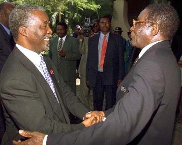 Στο πλευρό του προέδρου της Ζιμπάμπουε τρεις Αφρικανοί ηγέτες