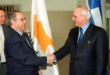 Τουρκοκύπριος διπλωμάτης παραδίδει στον Κασουλίδη κυπριακή σημαία που είχε τοποθετηθεί στη Σελήνη