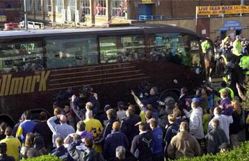 Επίθεση οπαδών της Λιντς στο πούλμαν που μετέφερε Τούρκους επισήμους