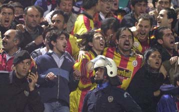 Οπαδοί της Γαλατάσαραϊ έκοψαν τα αφτιά οπαδού της Φενέρμπαχτσε!