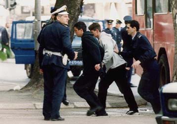 Περισσότερους από 140 Αλβανούς Κοσοβάρους παραπέμπει σε δίκη το Βελιγράδι