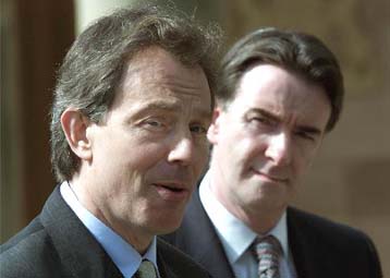 Με καλή διάθεση αλλά χωρίς προτάσεις ο Μπλερ στη Βόρεια Ιρλανδία