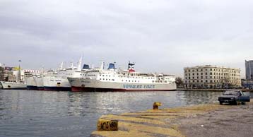 Απεργούν οι εργαζόμενοι στα λιμάνια του Πειραιά και της Θεσσαλονίκης