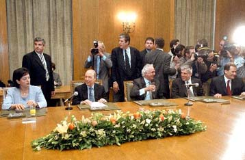 Προγραμματικές δηλώσεις και συνέδριο απασχολούν Μαξίμου και Ρηγίλλης