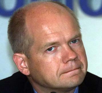 Συντριπτική ήττα από τους Εργατικούς στις εκλογές του 2001 αναμένουν οι Συντηρητικοί στη Βρετανία