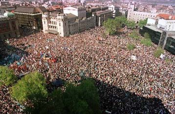 Το Βελιγράδι πλημμύρισε από κόσμο που ζητούσε ελευθερία και δημοκρατία