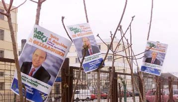 Στη μάχη της αφίσας κόμματα και συνεργεία καθαριότητας