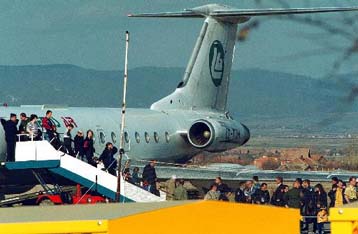 Τις μαζικές απελάσεις Κοσοβάρων προσφύγων καταγγέλλει ο Μπερνάρ Κουσνέρ