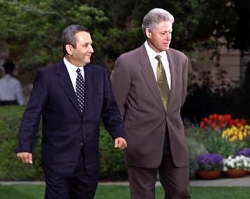 Οι δεσμεύσεις των Μπαράκ και Κλίντον στην Ουάσινγκτον