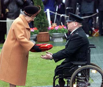 H βασίλισσα Ελισσάβετ τιμά την αστυνομία του Ολστερ