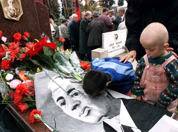 Λίγοι νοσταλγοί τίμησαν την επέτειο του θανάτου του Χότζα στα Τίρανα