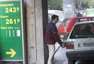 Μεγάλη μείωση στις τιμές των καυσίμων από τα μεσάνυχτα της Τετάρτης