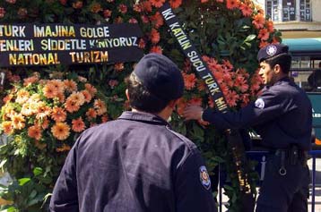 Πέντε ύποπτοι κρατούνται για τη δολοφονία των οπαδών της Λιντς