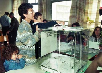 Επικράτηση του ΠΑΣΟΚ στα αστικά κέντρα – Ενίσχυση της ΝΔ στις αγροτικές περιοχές