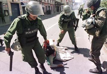 Πέντε νεκροί από συγκρούσεις αγροτών με στρατιώτες στη Βολιβία