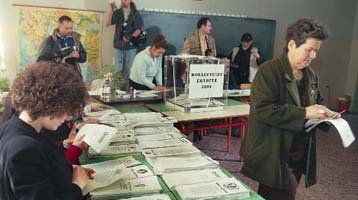 Σκληρή αναμέτρηση – Εκπληξη για τους Σοσιαλιστές