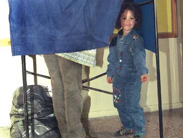 Αναποφάσιστοι και αγρότες κρίνουν το εκλογικό αποτέλεσμα σύμφωνα με τα ξένα πρακτορεία