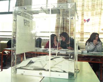 Εκλεισαν οι κάλπες