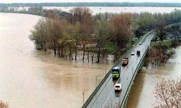 Εκτεταμένες πλημμύρες πλήττουν την Ουγγαρία