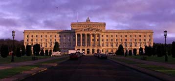 Η Β.Ιρλανδία θα επιστρέψει στη βία εάν δεν επαναλειτουργήσουν οι θεσμοί αυτονομίας