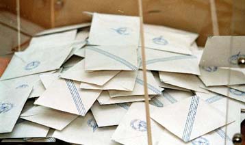 Αμφίρροπη η εκλογική αναμέτρηση σύμφωνα με το διεθνή Τύπο