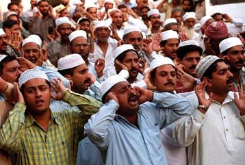 Ο Σαρίφ εφεσιβάλλει την απόφαση εν μέσω διεθνών επικρίσεων για το στρατιωτικό καθεστώς