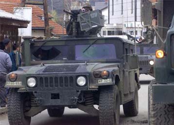 Συγκρούσεις Σέρβων-KFOR, παρά την ειρήνη που διαπιστώνει στο Κόσοβο ο Κοέν