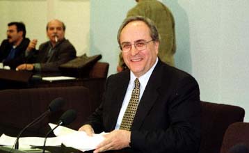 Για δεξιά στροφή κατηγορεί το ΠΑΣΟΚ ο Ν.Κωνσταντόπουλος