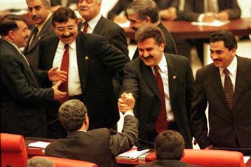 Σε δύσκολη θέση αλλά δεν παραιτείται ο Ετζεβίτ – Αναζητείται υποψήφιος πρόεδρος