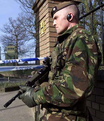 Τρομοκρατική επίθεση σε βρετανική στρατιωτική βάση στη Βόρεια Ιρλανδία