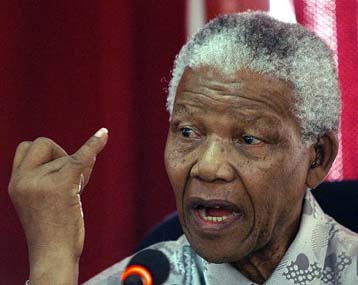 Για ανάμειξη στις εσωτερικές υποθέσεις της Αφρικής κατηγόρησε τη Δύση ο Μαντέλα