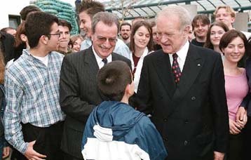 Οχι στις αποζημιώσεις για τα θύματα του ναζισμού – Ναι σε συμβολική χειρονομία